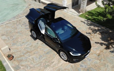 Κάτοχος Tesla Model X το λέει «αυτοκτονικό παιχνίδι» και ξεφτιλίζεται στο δικαστήριο