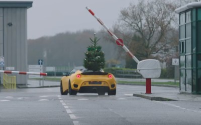 Μια Evora GT410 σάς εύχεται Καλά Χριστούγεννα (vid)