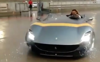 H Ferrari Monza SP1 βγήκε βόλτα στη… βροχή (video)

