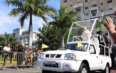 Ένα διασκευασμένο Nissan Navara για τον Πάπα Φραγκίσκο