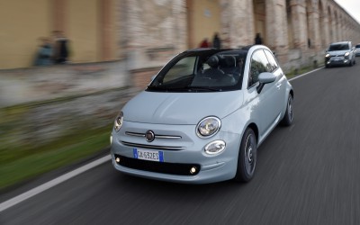 Δες αναλυτικά τις τιμές και τον εξοπλισμό του νέου υβριδικού Fiat 500