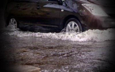 Τι θα συμβεί αν ένα ηλεκτρικό αυτοκίνητο περάσει μέσα από λακκούβα με νερά; 