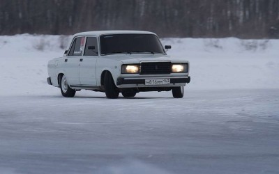 Καλλιτεχνικό πατινάζ με δύο Lada! (video)