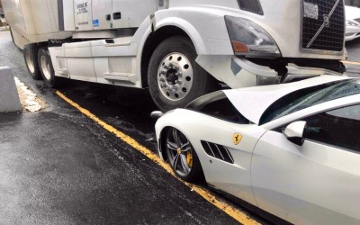 Θυμωμένος υπάλληλος «διαλύει» τη Ferrari του αφεντικού του! 
