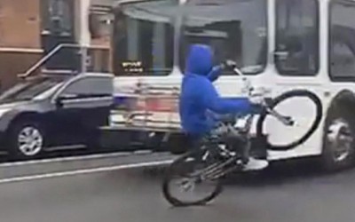 Διεκδικώντας το βραβείο βλακείας… (video)