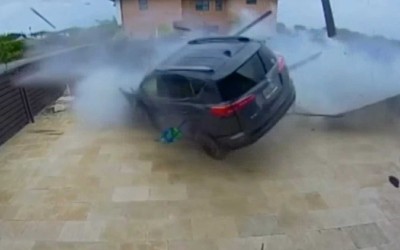 RAV4 διασχίζει… αυλή σπιτιού! (video)