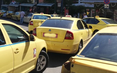 Ιδιοκτήτες ταξί προς κυβέρνηση: Οδηγείτε έναν κλάδο στην εξαθλίωση