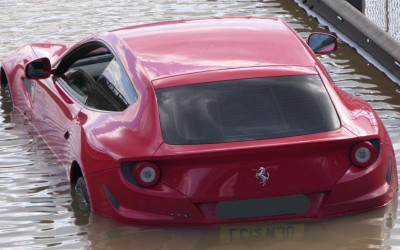 Γιατί μία Ferrari FF κολυμπάει στο Λονδίνο; [Video]