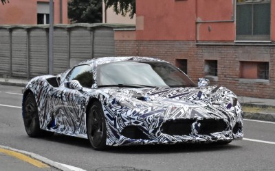 Στη Modena με στολή παραλλαγής η Maserati MC20