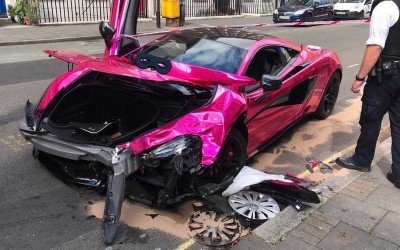Λονδίνο: Μια ροζ McLaren «τσακώθηκε» με ένα Golf