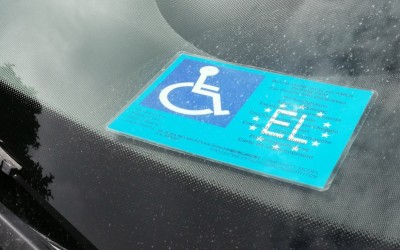 Δελτία Στάθμευσης και σε αυτοκίνητα συζύγων ΑμεΑ – Ισχύει και για τα ΙΧ μέσω leasing