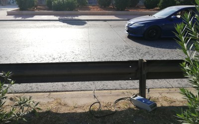 Τι είναι το μπλε κουτί με τα δύο μαύρα καλώδια στο δρόμο;