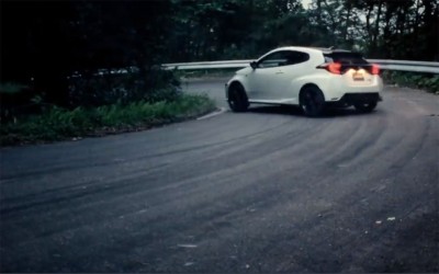 Δείτε το GR Yaris να κοντράρεται με το Yaris WRC! (video)
