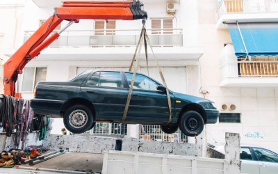 Πάνω από 2.300 εγκαταλελειμμένα οχήματα απομακρύνθηκαν από τους δρόμους του Δήμου Αθηναίων