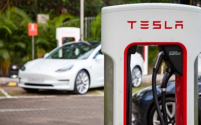 Συμφωνία-μαμούθ της Tesla θα διπλασιάσει τους Superchargers