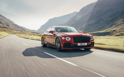 Η Bentley εξοπλίζει την Flying Spur με V8 κινητήρα
