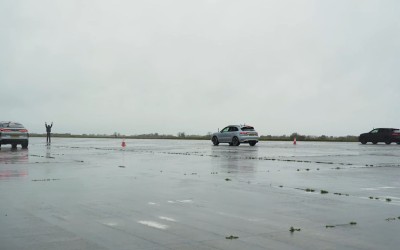 Drag Race: Audi RSQ8 vs BMW X6M vs Porshe Cayenne Turbo S