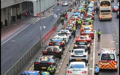 Video: Δεν είναι παρέλαση supercars, αλλά έλεγχος από την αστυνομία 