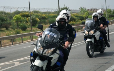 Η ομάδα ΔΙ.ΑΣ. έβγαλε το φίδι από… το αυτοκίνητο! (video) 