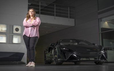 Μια 17χρονη έγινε για 1 ημέρα αφεντικό της McLaren (video) 