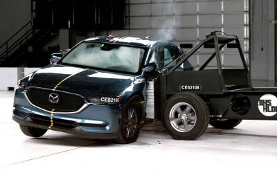 IIHS: Νέο crash test δυσκολεύει τα μικρά SUV - Άριστα στη Mazda (video)