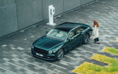 Μια Bentley Flying Spur διέσχισε την Ισλανδία καίγοντας… άχυρο! 