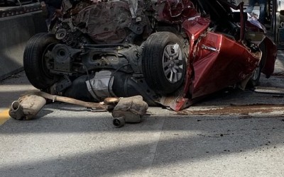 Κι όμως η οδηγός του οχήματος που καταπλακώθηκε από το φορτηγό βγήκε ζωντανή!