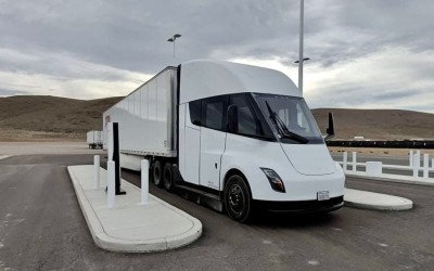 To φορτηγό Semi φορτίζει στον πρώτο σταθμό Megacharger της Tesla 