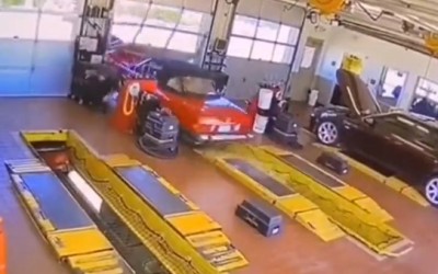Πήγε για service και παραλίγο να γκρεμίσει το συνεργείο! (video)