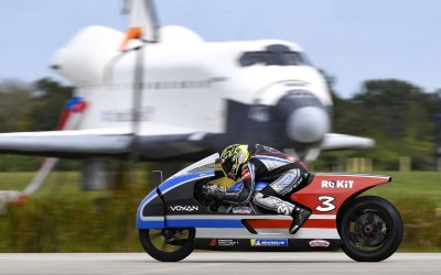 Έπιασε με ηλεκτρική μοτοσυκλέτα τα 455 km/h (video)