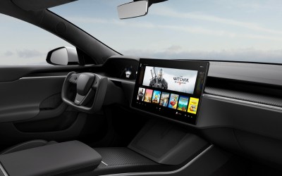 H Tesla επιτρέπει στον οδηγό να παίζει videogames εν κινήσει!