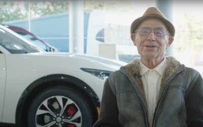 Ο 87χρονος που χαίρεται καθημερινά μία Ford Mustang Mach-E [Video]