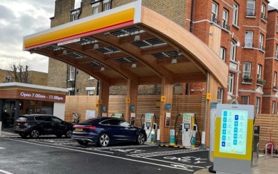 Η Shell ξεκινά τη μετατροπή των πρατηρίων καυσίμων σε σταθμούς φόρτισης