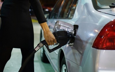 Ο Έλληνας πληρώνει πιο ακριβά από κάθε Ευρωπαίο τη βενζίνη 