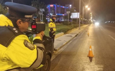 Μπαράζ ελέγχων της Τροχαίας στην Παραλιακή – Μάζεψε άδειες και διπλώματα