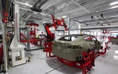 Tesla: Προσλαμβάνει αποφοίτους λυκείου με 140 ευρώ/μέρα