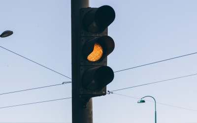 Τι λέει ο ΚΟΚ για το πορτοκαλί φανάρι; Περνάω η όχι;
