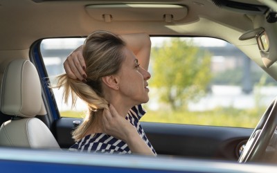 Το 78% των Ελλήνων παραδέχεται ότι «χαζεύει» στο τιμόνι - Δείτε την έρευνα