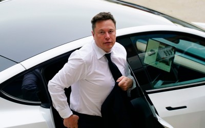 H Tesla προειδοποιεί για μαζικές απολύσεις 