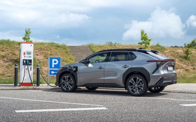 Toyota: Νέες μπαταρίες με αυτονομία 1.200 km και φόρτιση σε 10 λεπτά
