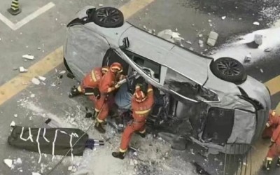Τραγικό ατύχημα με ηλεκτρικό αυτοκίνητο – Έπεσε από τον 3ο όροφο – Δύο νεκροί [Δείτε το video]