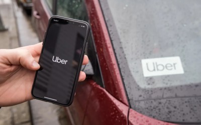 Σκάνδαλο Uber στη Γαλλία. Άλλαξε νόμους για χάρη της ο Μακρόν;