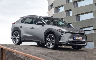 Toyota bZ4X: Δείτε τις τιμές όλων των εκδόσεων