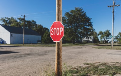 Πινακίδα STOP: Γιατί είναι οκτάγωνη και γραμμένη στα αγγλικά;