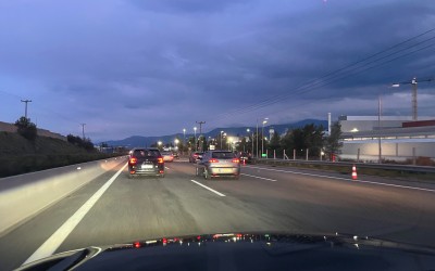 Μπορώ να προσπεράσω από δεξιά στην εθνική οδό; Επιτρέπεται από το νόμο;
