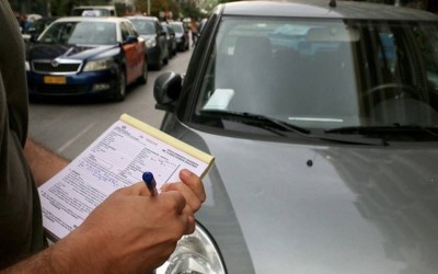 Δεν βάζουν μυαλό οι Έλληνες οδηγοί – Παρκάρουν όπου θέλουν 