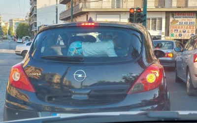 Εικόνα ΣΟΚ στην Αθήνα – Έβαλε το παιδί στην εταζέρα 