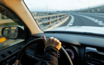 Ηλεκτρικό ή βενζίνη; Ποιοι κάνουν περισσότερα km με το αυτοκίνητό τους;