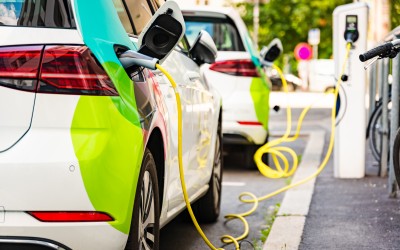 Ποια εταιρεία πέρασε σε πωλήσεις την Tesla και τώρα στοχεύει τη VW; 