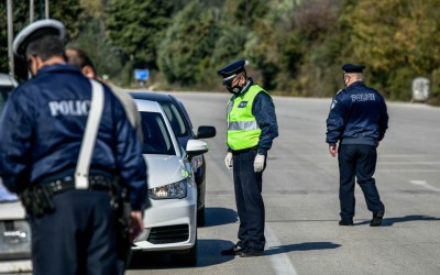Αστυνομία: Έπιασε ταξί και αυτοκίνητα με αλλοδαπούς στο πορτμπαγκάζ! 